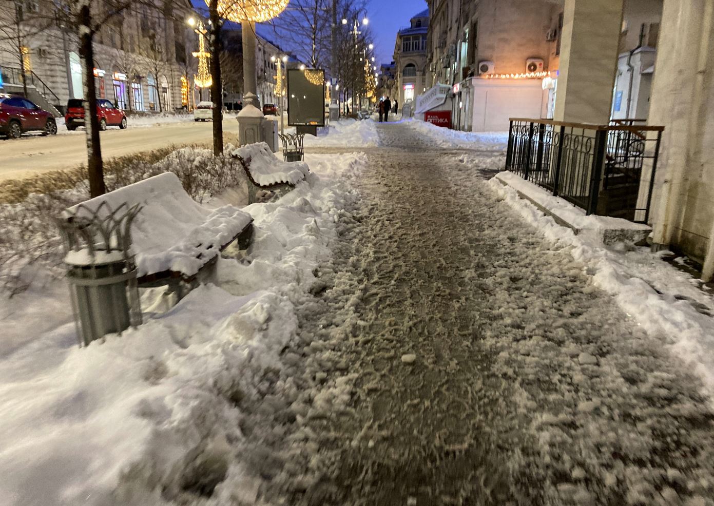 Выпавший снег все еще ищет дворников Севастополя и следы их работы (ФОТО)