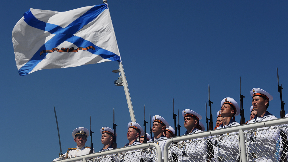 На Черноморском флоте освятили корабельные Андреевские флаги
