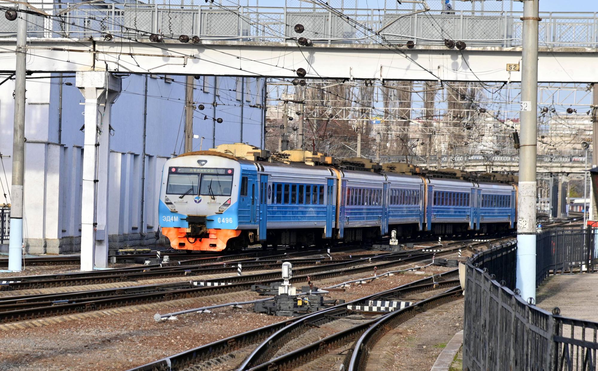 В Крыму электропоезд остановили из-за подозрительной сумки на путях