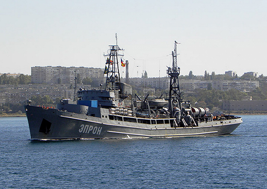 Спасатели Черноморского флота учились снимать с мели аварийный корабль