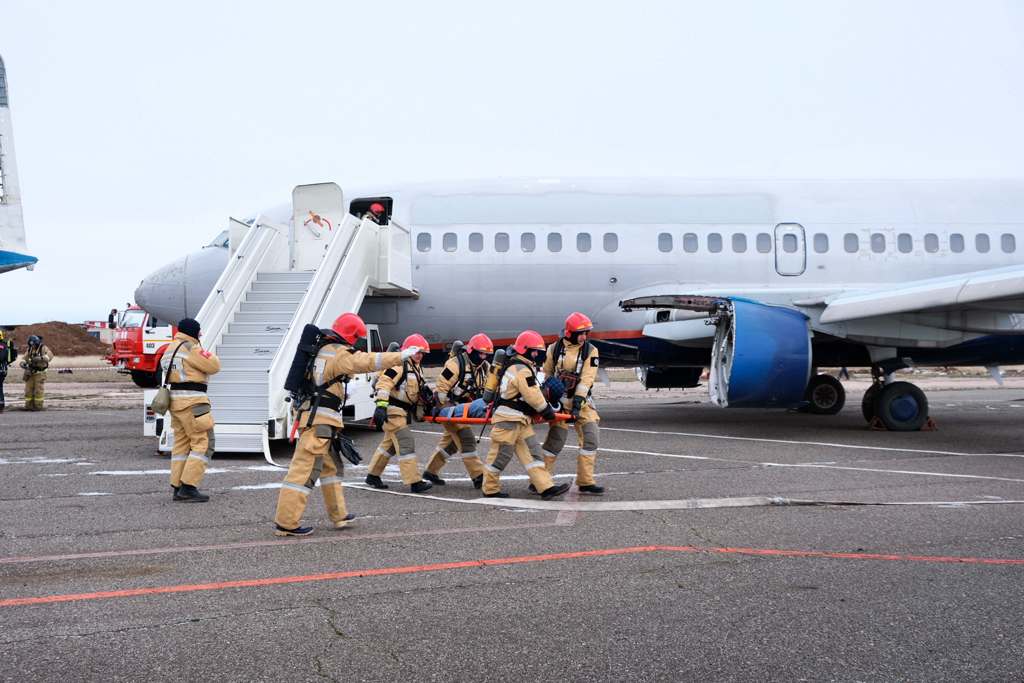В аэропорту Симферополя учились бороться с пожарами самолетов (ФОТО)