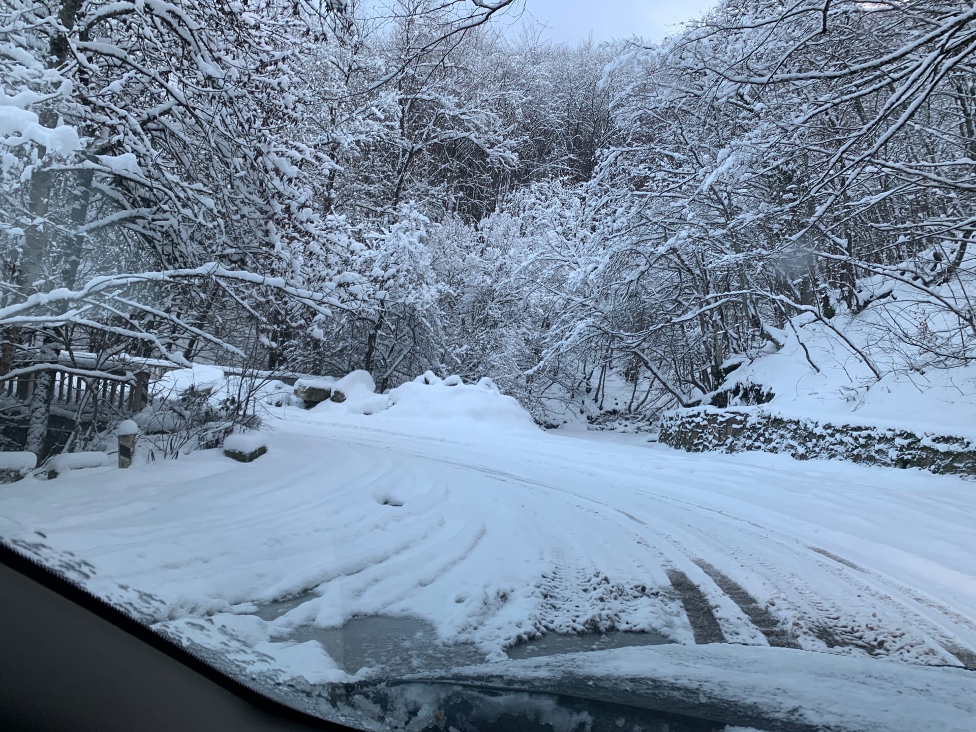 В Крыму из-за снега перекрыли дорогу на Ай-Петри