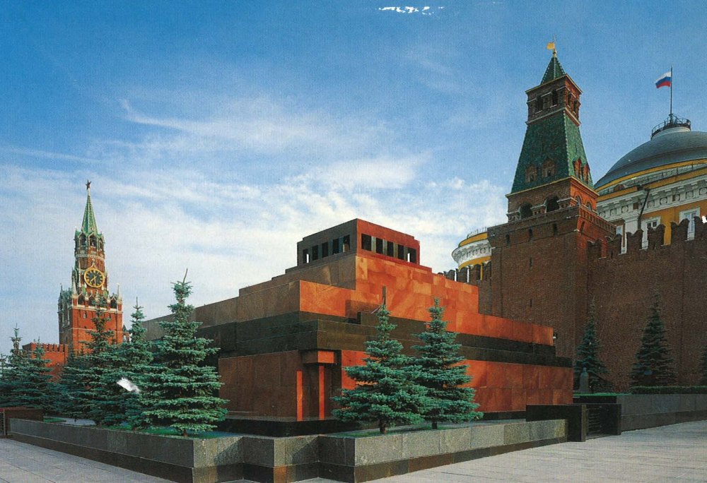 В Кремле не планируют выносить тело Ленина из мавзолея