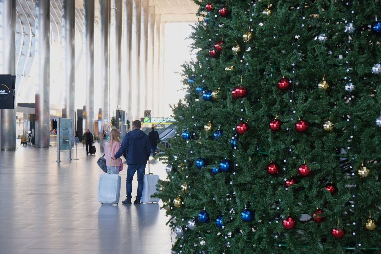 В аэропорту Симферополя установили самую высокую новогоднюю елку в Крыму