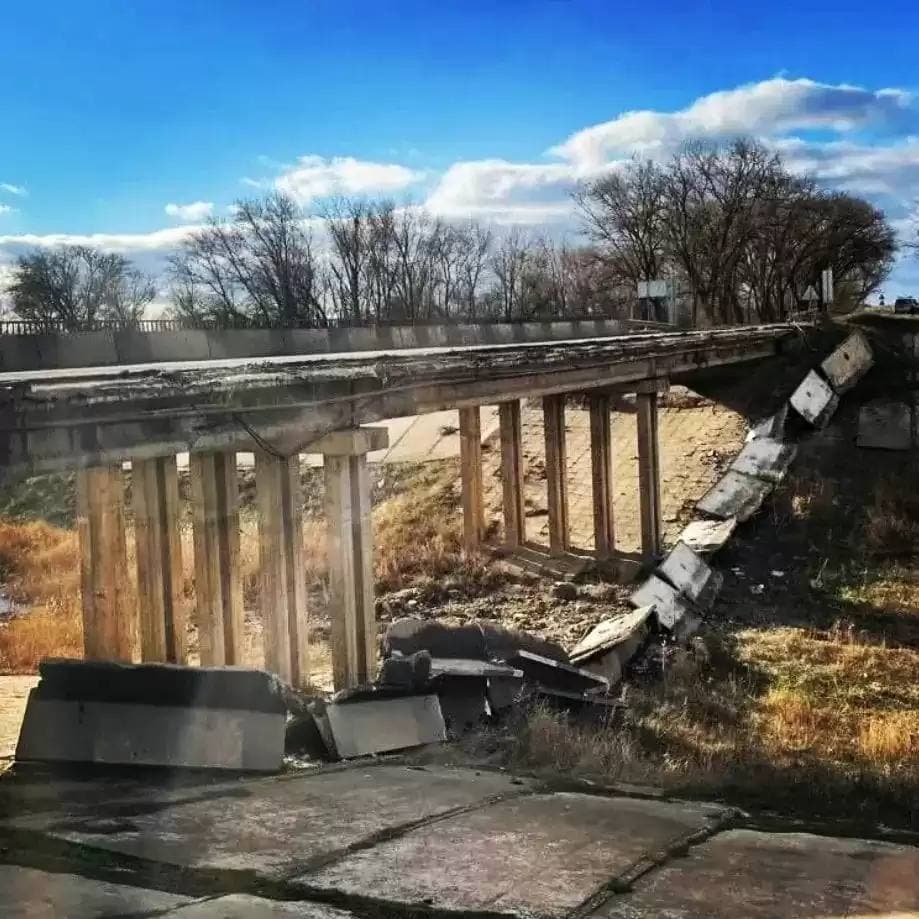 В Крыму в непогоду обрушилась часть моста