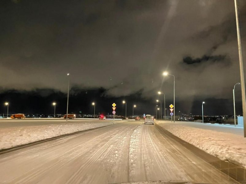 Город парализован: в Севастополе дорожные службы не справляются с последствиями снегопада