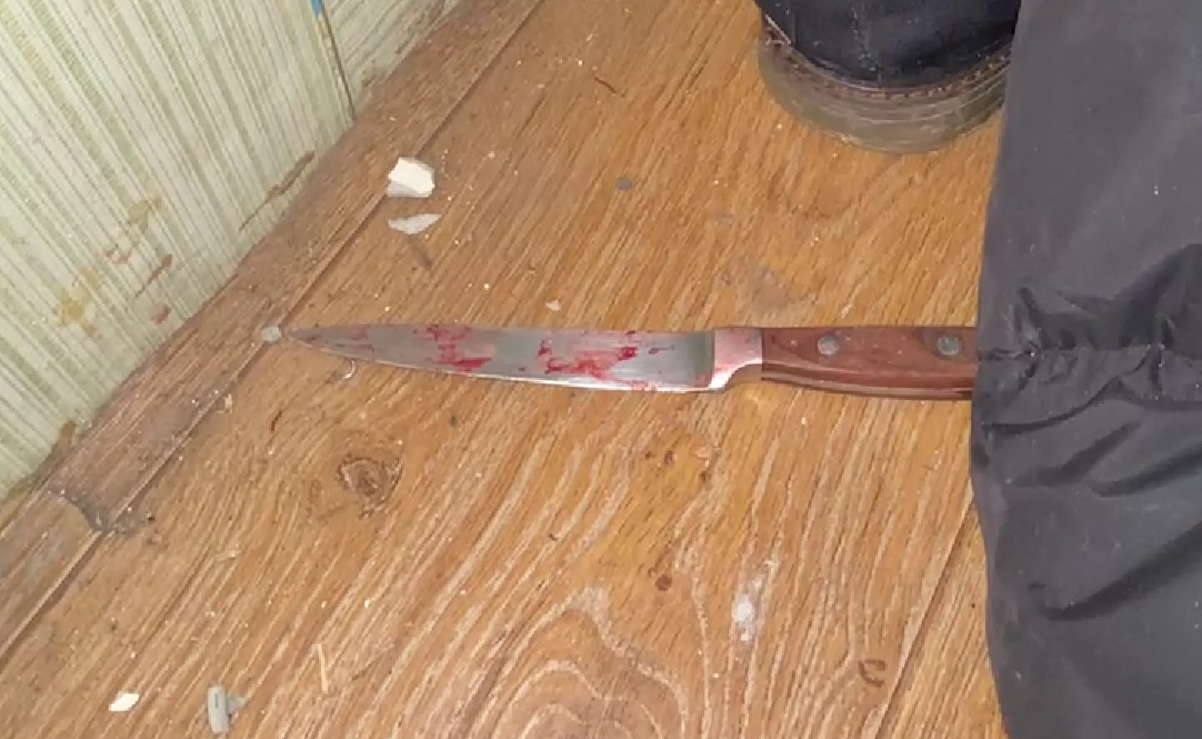 В Крыму полицейский в свой выходной задержал напавшего на соседа мужчину с ножом (ВИДЕО)