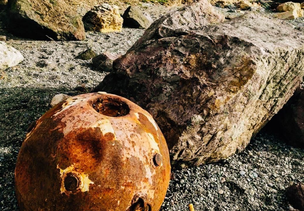 На севастопольском пляже на Фиоленте нашли учебную морскую мину