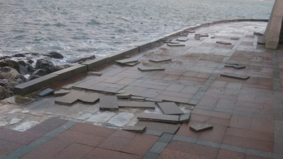В центре Севастополя на набережной шторм смыл плитку