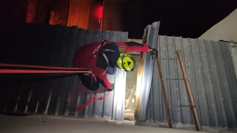 В Крыму ураганный ветер повредил крышу балкона