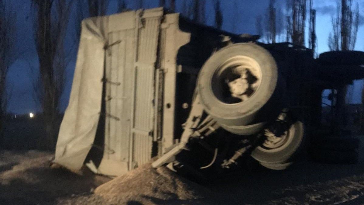 В Севастополе опрокинулся прицеп грузовика с зерном