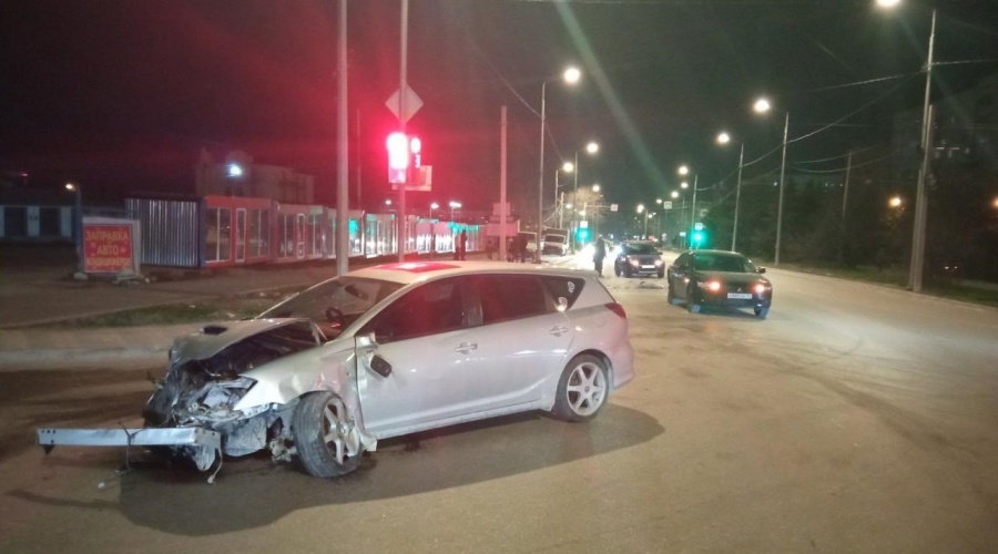 В Севастополе иномарка на скорости столкнулась с тремя автомобилями
