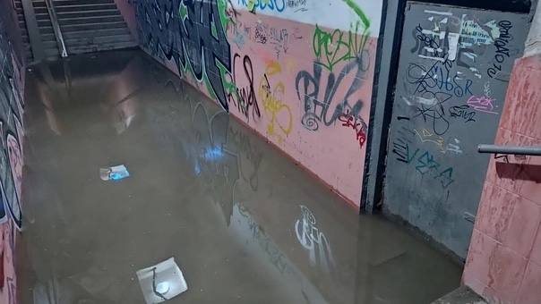 В Симферополе затопленный подземный переход вынуждает горожан рисковать жизнью на ж/д путях