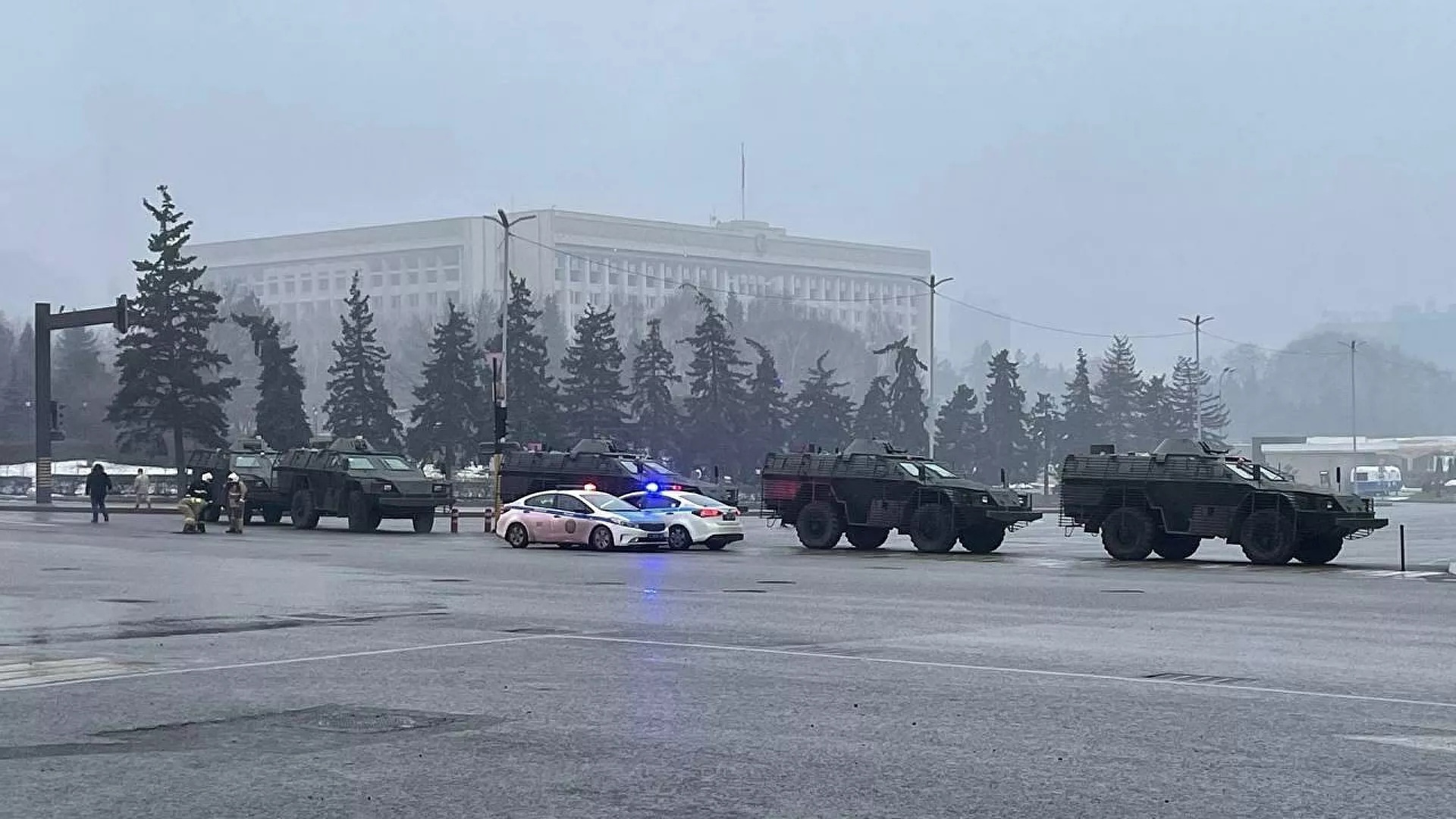 После новых жертв и раненых миротворцы взяли под контроль аэропорт Алма-Аты