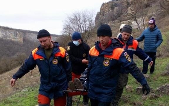В горах Крыма пострадали трое туристов, привлекали спасателей