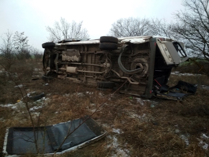 Несколько раз перевернулся: спасатели рассказали о ДТП с автобусом в Крыму (фото)