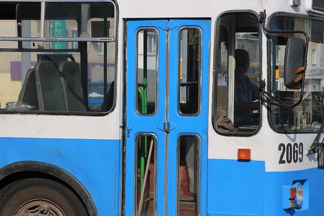 Прокуратура проверит, почему женщину-инвалида не пустили в троллейбус в Крыму