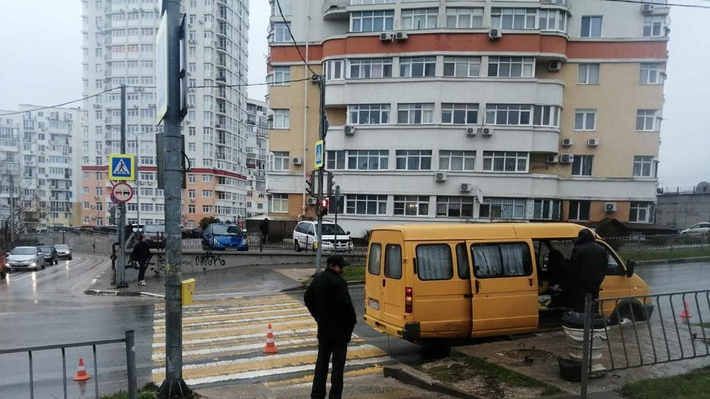 В Севастополе под колеса микроавтобуса попала школьница