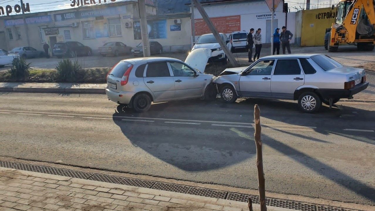 В Севастополе автомобиль выехал на встречную полосу и устроил ДТП