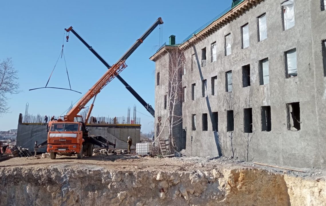 В Севастополе демонтируют здание корпуса кадетов Следкома на Горпищенко