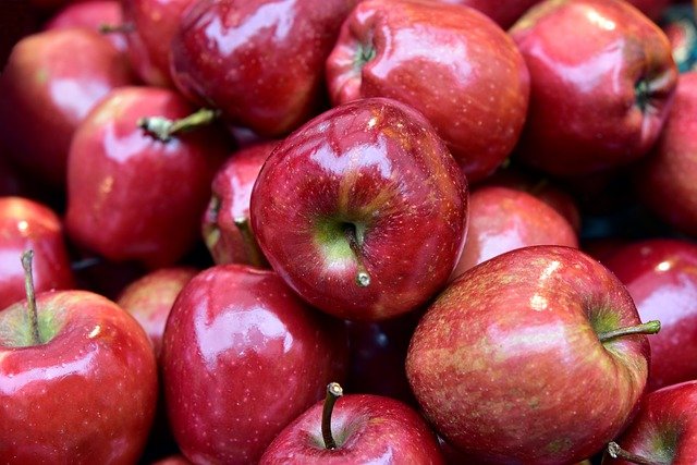 В Симферополе бесплатно раздадут яблоки и антисептики