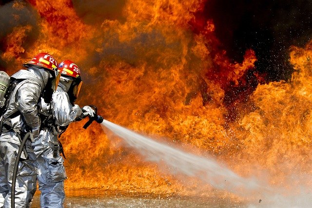 В Инкермане горит многоквартирный дом