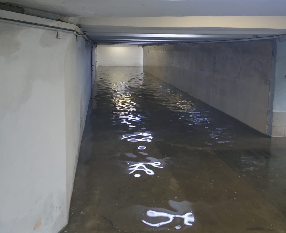 В Симферополе затопило подземный переход в центре города (ВИДЕО)