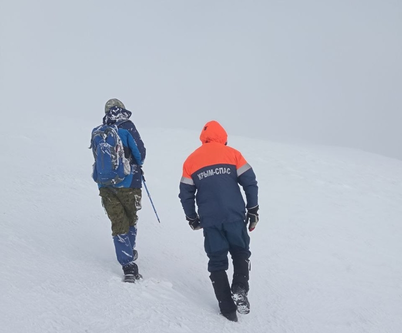 В Крыму спасатели эвакуировали туриста с заснеженного склона горы