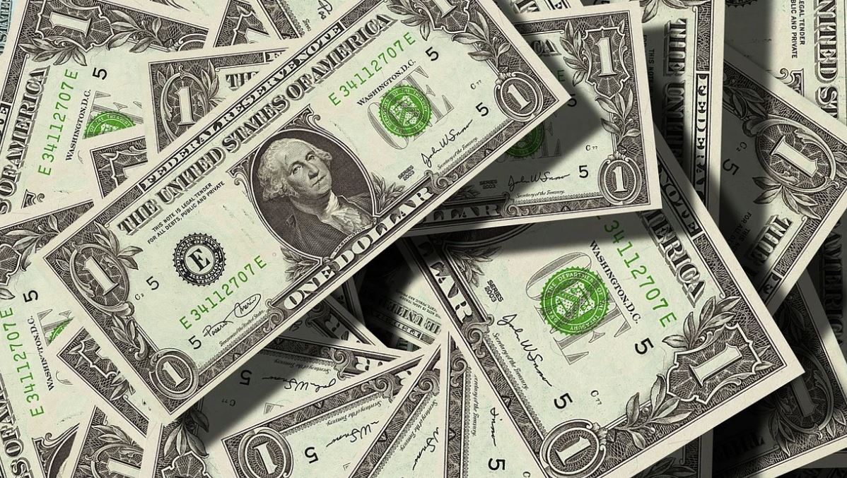 Курс доллара опустился ниже 85 рублей впервые с конца февраля