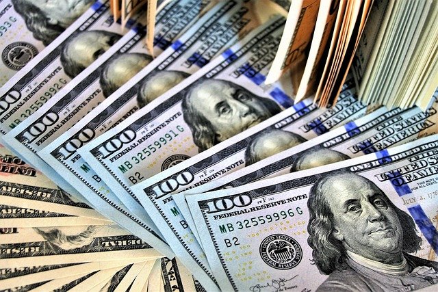 Путин запретил вывоз валюты на сумму больше 10 тысяч долларов наличными