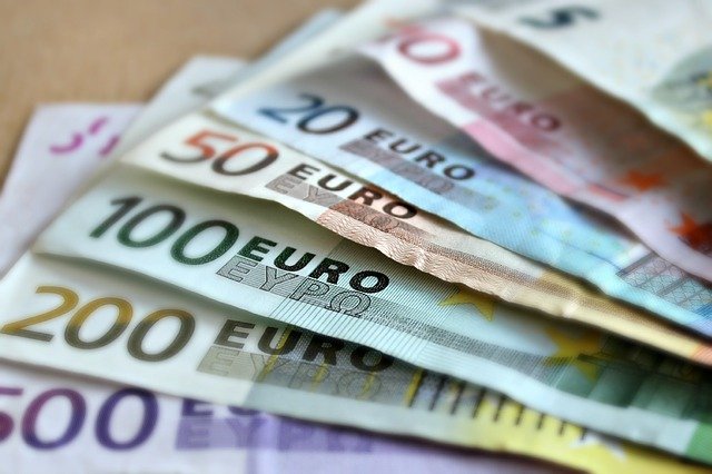 Курс евро снова обновил свой исторический максимум