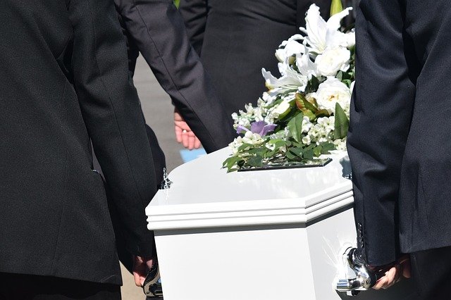 В Крыму сотруднице похоронного агентства задолжали больше 250 тысяч рублей