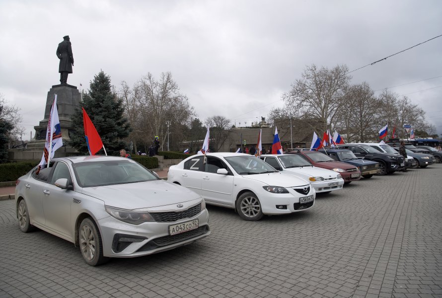 В севастопольском автопробеге в поддержку президента приняли участие 400 автомобилей