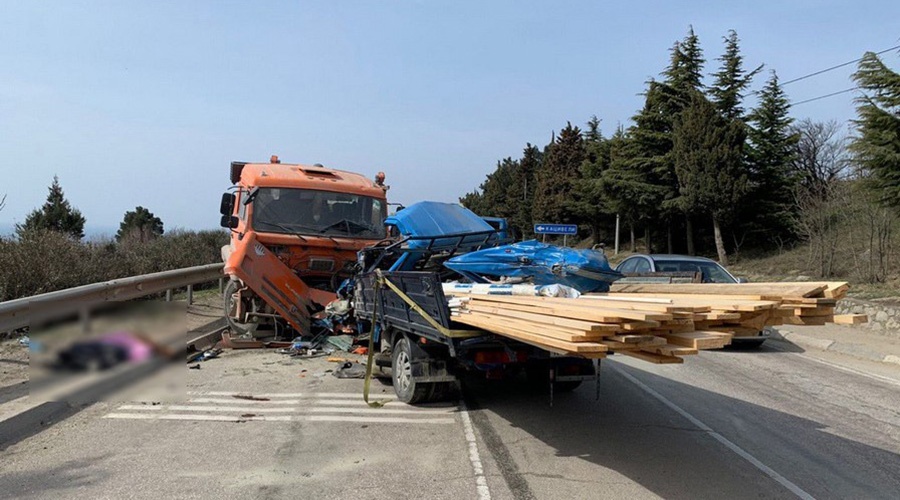 На трассе Ялта-Севастополь грузовик столкнулся с мусоровозом: есть погибший
