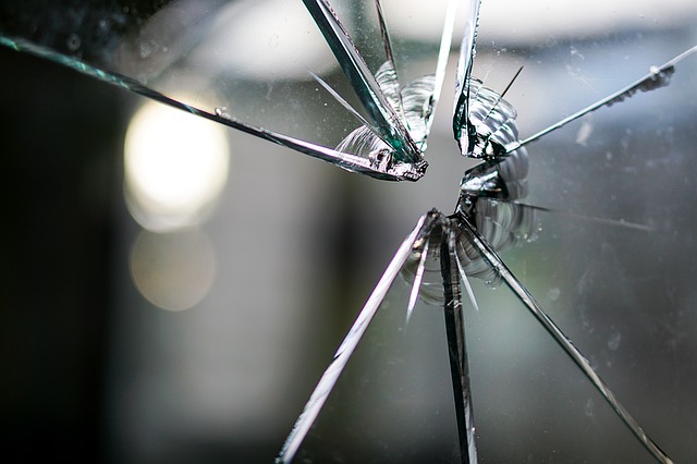 В Севастополе задержали дебошира, разбившего стекло в баре