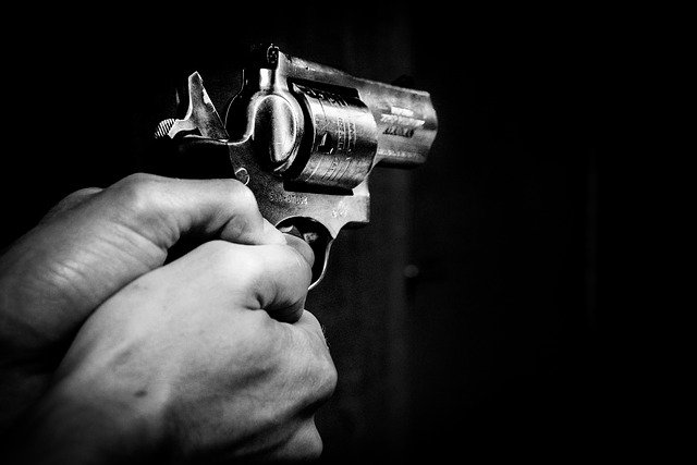 Житель Севастополя выстрелил из пистолета в своего друга