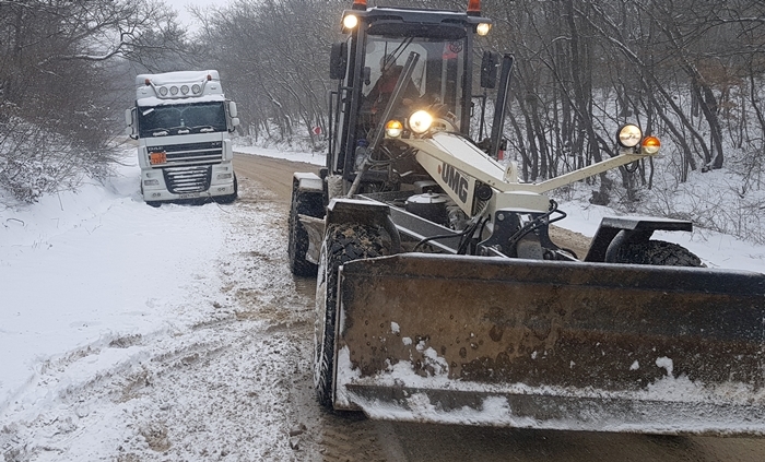 Бензовоз и легковой автомобиль застряли в снежном заносе в Крыму (фото)