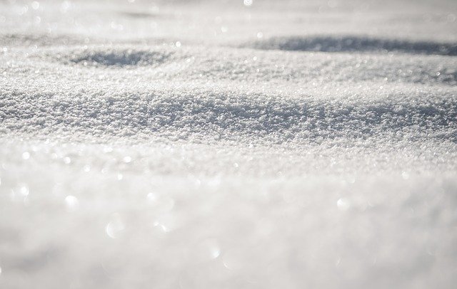В Севастополе в селе Орлиное выпал снег (видео)