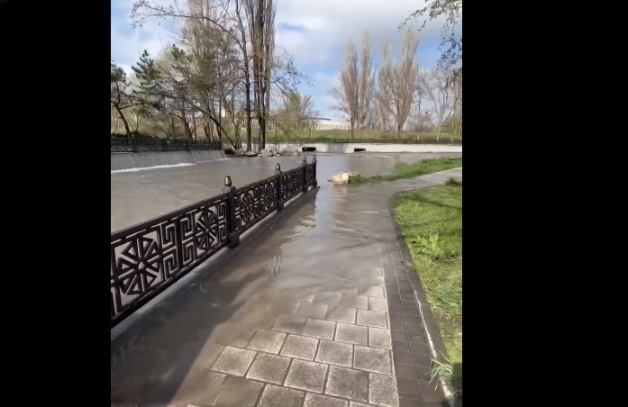 Вышедший из берегов Салгир подтопил парк Гагарина в Симферополе (ВИДЕО)