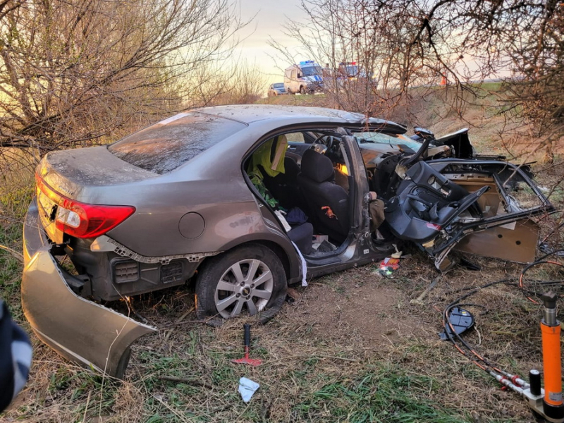 На севере Крыма иномарка вылетела с дороги и врезалась в дерево: погибла пассажирка