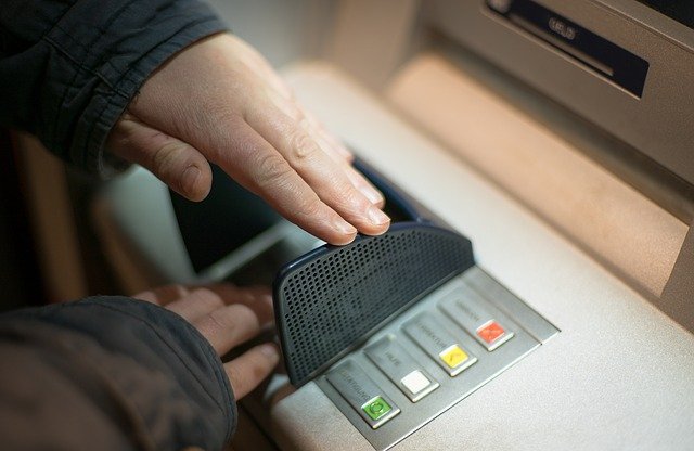 Симферополец воспользовался ошибкой посетителя банка и украл 15 тысяч из банкомата (ВИДЕО)