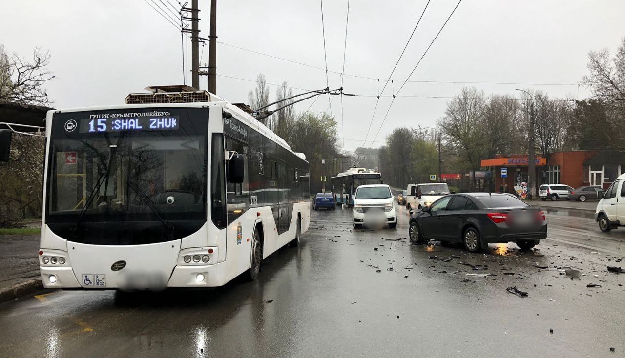 В Симферополе произошло массовое ДТП с троллейбусом, есть пострадавшие