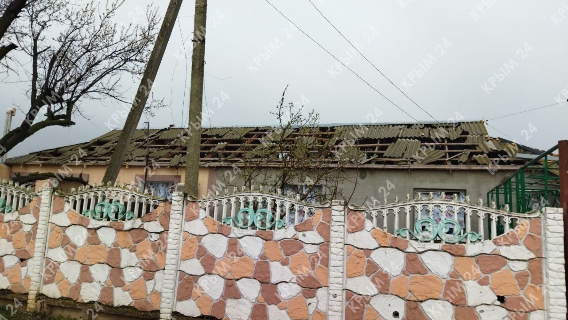 В Крыму упал украинский беспилотник, поврежден дом (фото)