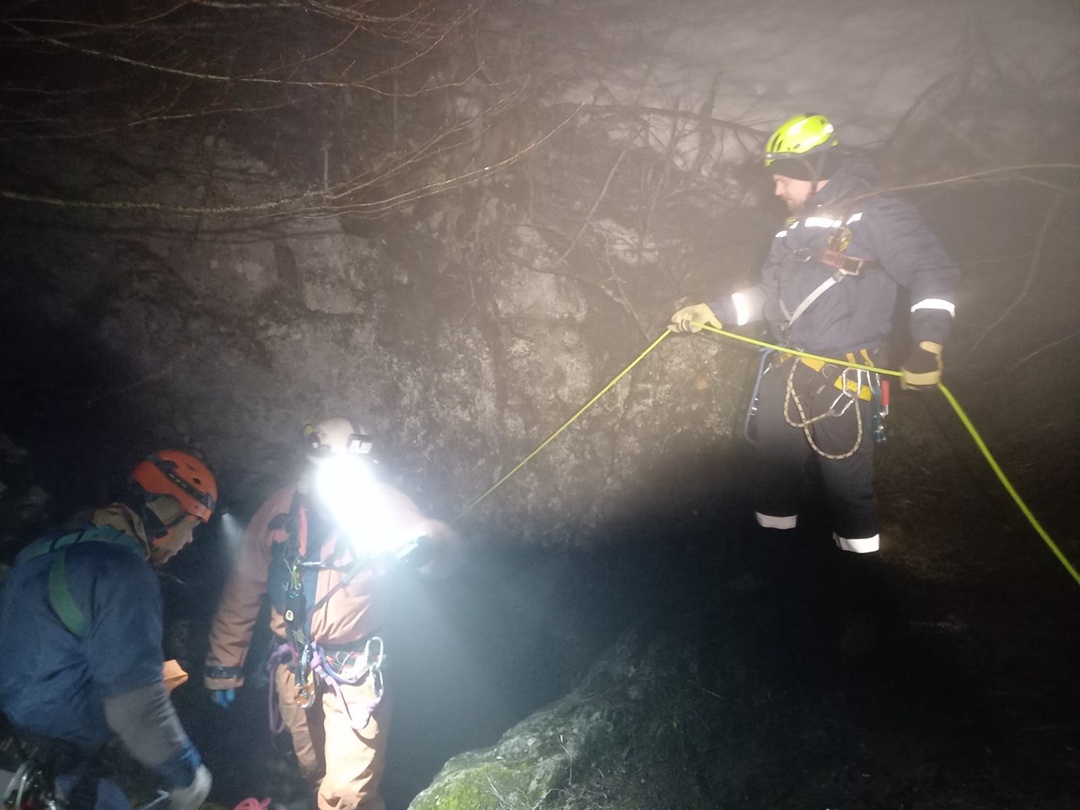 В Крыму пострадавшую женщину спасли из пещеры глубиной 75 метров