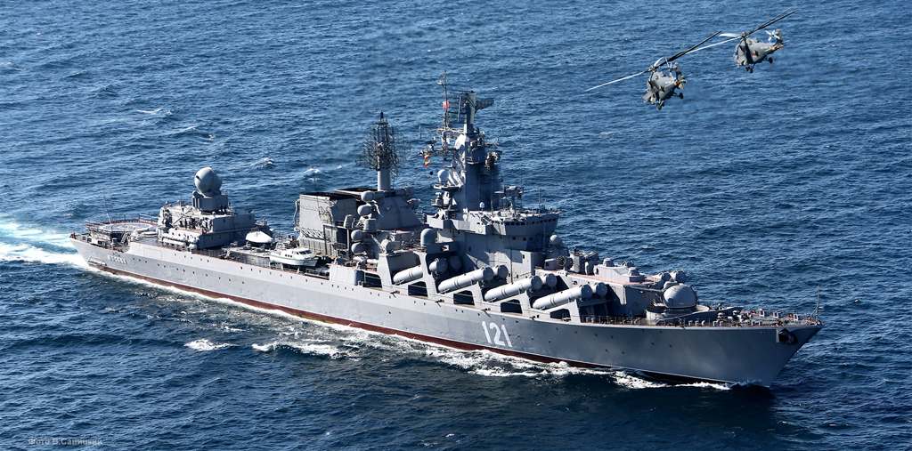На ракетном крейсере «Москва» сдетонировал боезапас, экипаж покинул корабль
