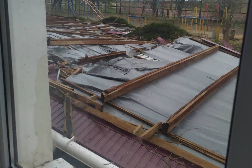 Ураганный ветер сорвал крышу школы в одном из районов Крыма