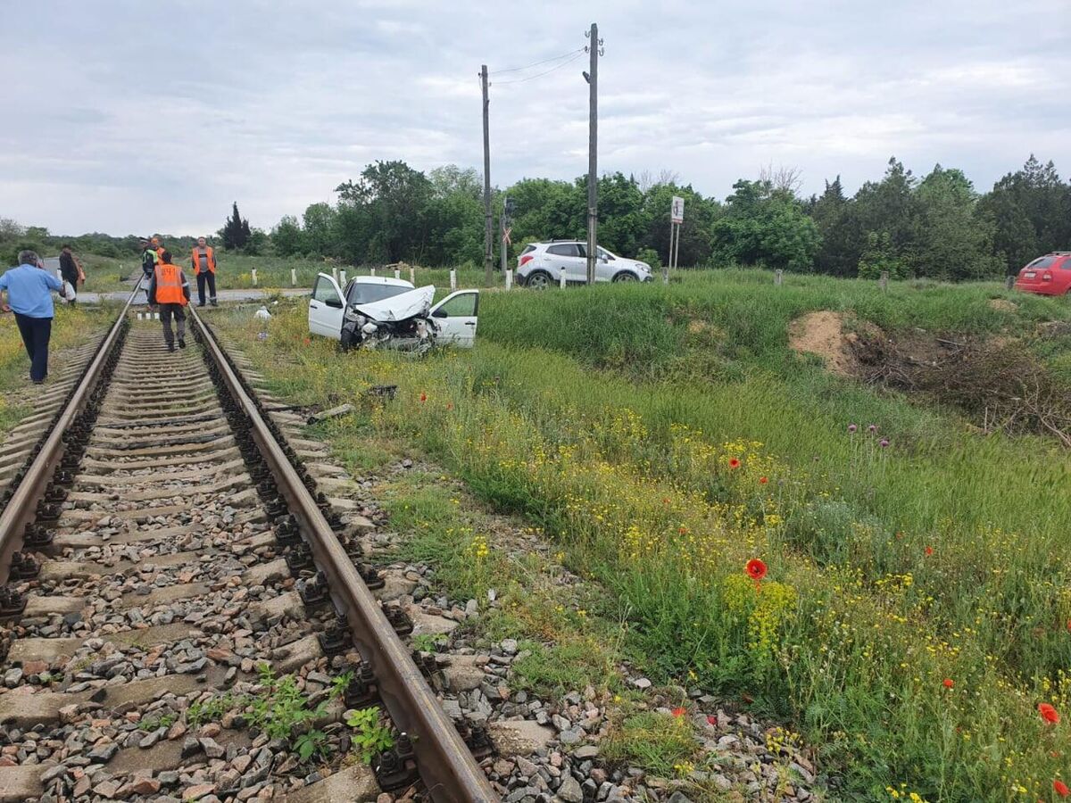 На железнодорожном переезде в Севастополе автомобиль столкнулся с тепловозом