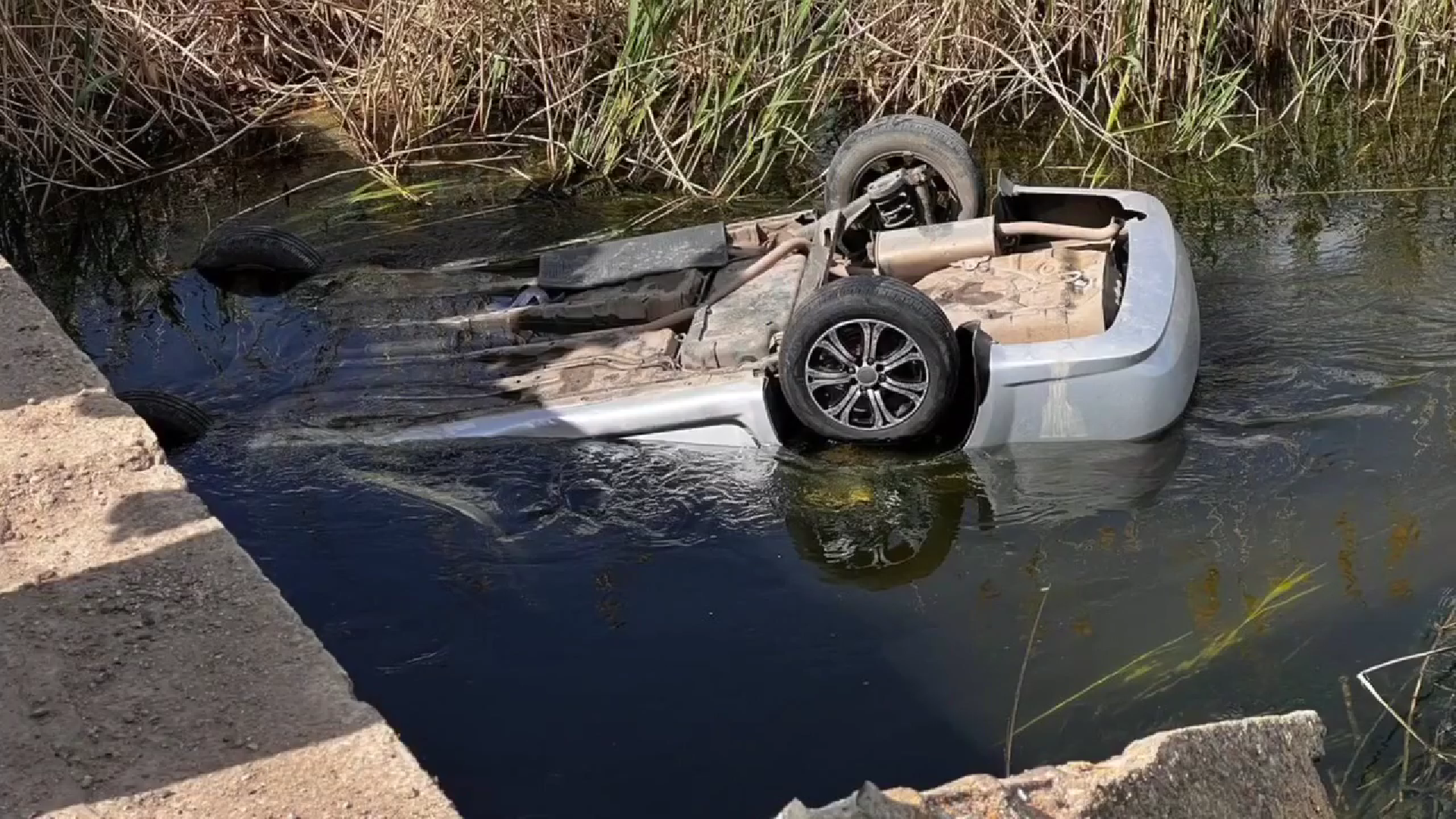 В Крыму автомобиль врезался в ограждение и вылетел с трассы в реку: водитель погиб (ВИДЕО)