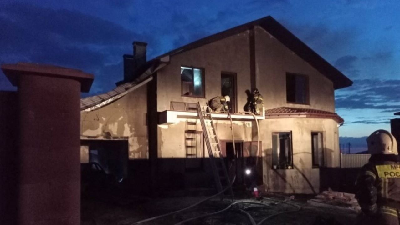 В садоводческом товариществе Севастополя загорелся жилой дом