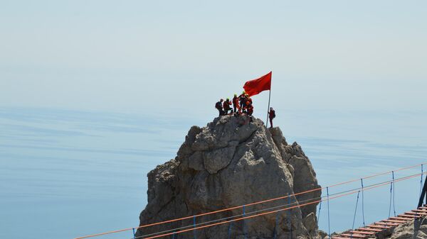 В честь Дня Победы спасатели установили знамена на трех вершинах Крыма